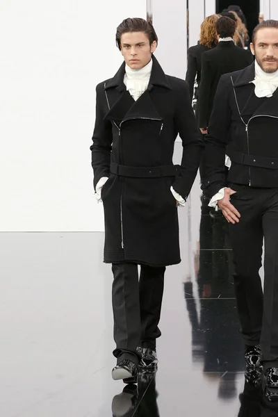 Look 16